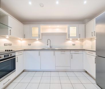 Flat to rent - Sherman Road, Bromley, BR1 - Photo 3