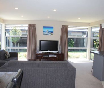 Open Plan Living - Photo 2