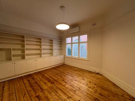 Charming Hawthorn 4 Bedrooms Living in a Prime Lifestyle Location - Photo 5