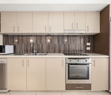 Fully Furnished 2-Bedroom Retreat in the Heart of Brisbane - Photo 2