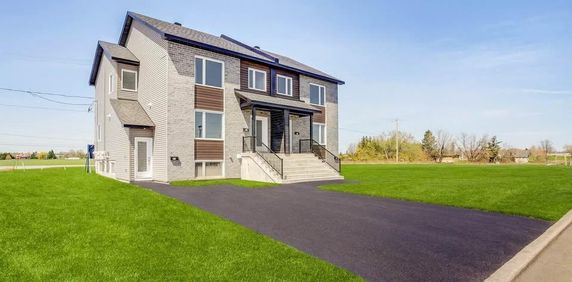 Vaste 61/2 sur 2 étage, style semi-détaché ! NEUF! Décembre 2025, Cour privé - Photo 2