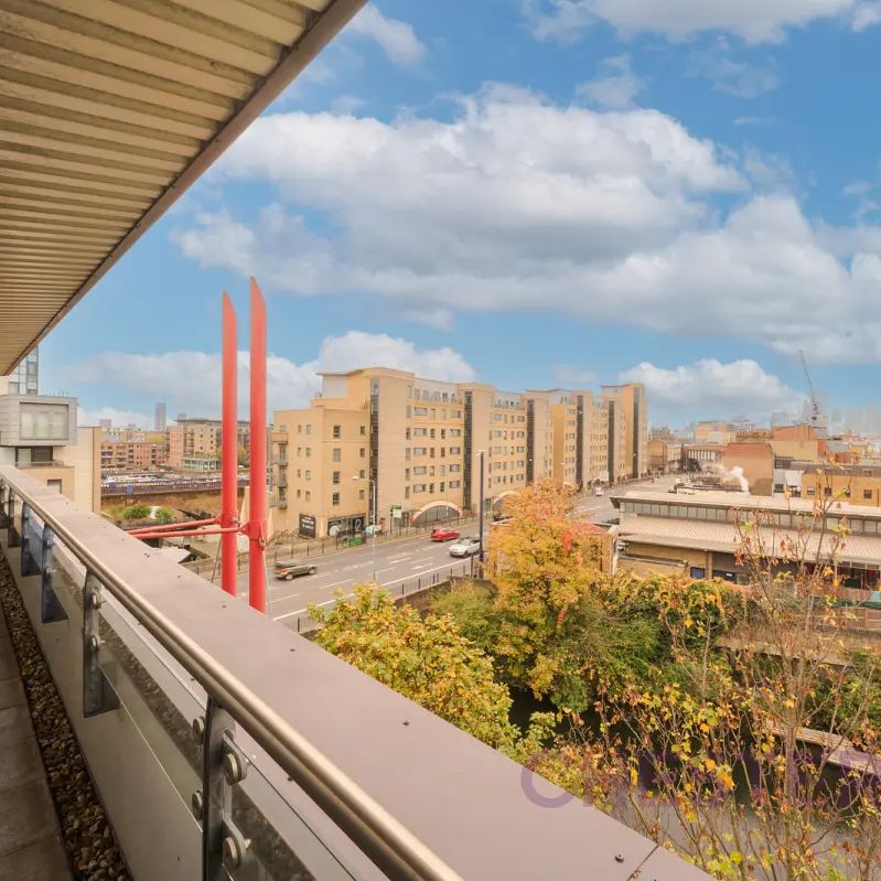 2 bedroom flat in Commercial Road - Photo 1