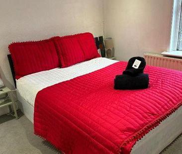 Room in a Shared House, Thornton Road, SW12 - Photo 3