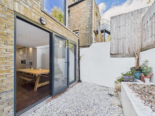 2 bedroom ground floor flat to rent - Photo 1