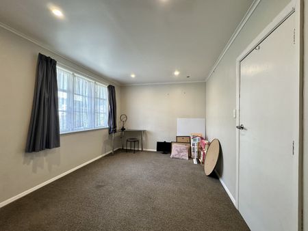 3 Bedroom Home in Lower Hutt - Photo 5