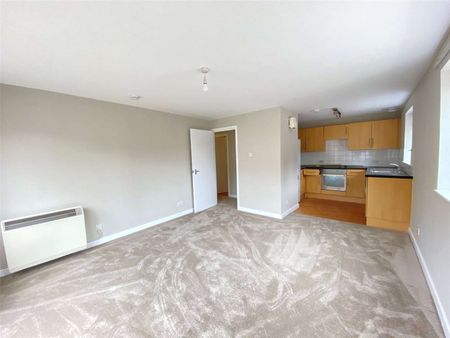 A contemporary apartment forming part of a modern development set in vibrant Crawley. - Photo 4