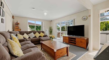 3 Bedroom Fully fenced -Available Now - Photo 3