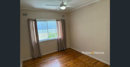 Three bedroom home - CHRISTMAS OFFER - One week of free rent for an approved applicant before Christmas!! - Photo 4