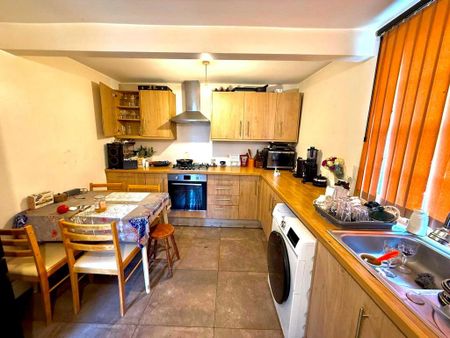 4 bedroom end of terrace house to rent - Photo 5