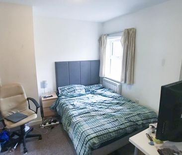 3 bedroom flat to rent - Photo 4