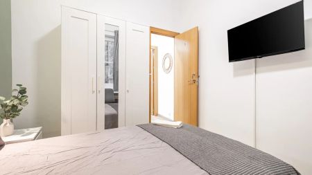 Room in a shared 7-bedroom apartment for rent in Alicante, bills included, professionals and students only - Photo 5