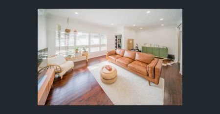 Floorboards | Internal laundry room with toilet seat | Spacious living room - Photo 3