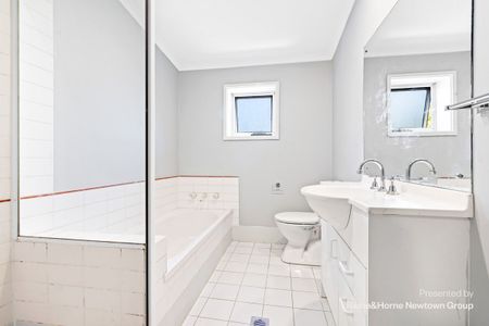 Generous family sized 3 bed townhome in Newington Mews - Photo 4