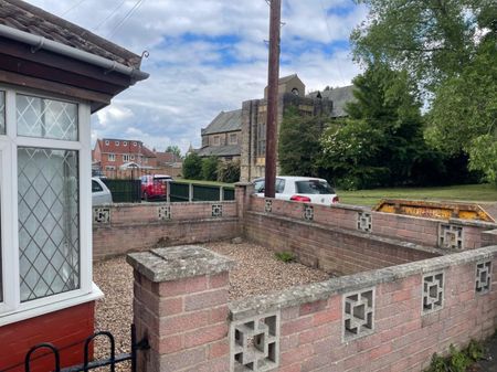 3 bed Semi-Detached - To Let - Photo 2