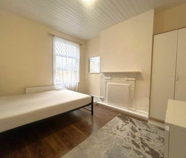 4 bedroom terraced house to rent - Photo 3