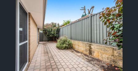 Spacious 4x2 Family Home in a Prime Baldivis Location - Photo 2