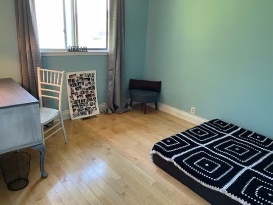 Beautiful Two Storey/3 Bedroom Plus Den Home in Heart of Semiahmoo Catchment - Photo 1