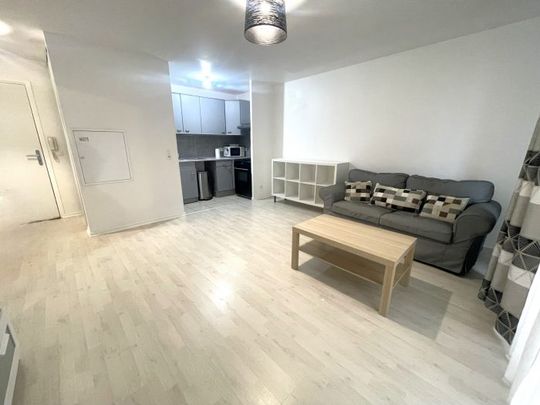 A LOUER - APPARTEMENT MEUBLÉ + BALCON + 2 PARKING - Photo 1