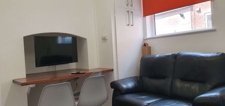 Nice, friendly house, near station - Photo 4