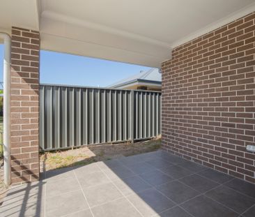 Tidy, Beachside 4 Bedroom Home with Ducted Air Con - Photo 1