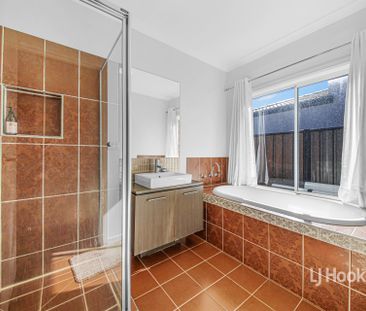 11 Derham Drive, Point Cook VIC, Belconnen - Photo 2