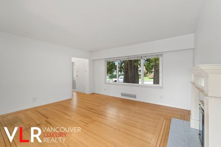 House in North Vancouver, BC - Photo 3