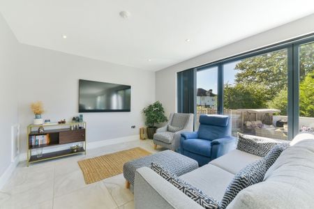 6 bedroom detached house to rent - Photo 3