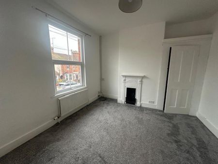 Available 3 Bed House - terraced - Photo 4