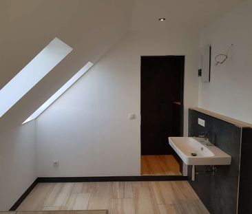 Moderne 2 Zimmer-Dachgeschosswohnung mit hochwertiger Einbauküche - Photo 5