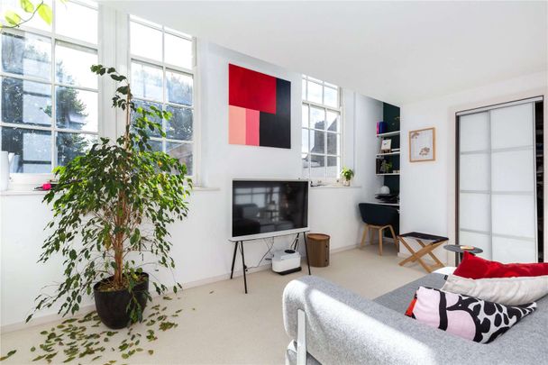 Large one bedroom apartment within this converted traditional red brick Edwardian school. - Photo 1