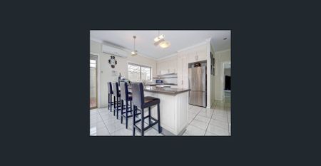 Charming 4-Bedroom Home Near Wyndham Village Shopping Centre! - Photo 2