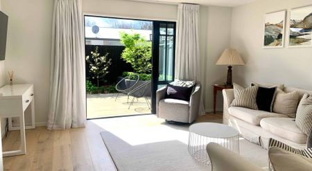 Stylish Executive Fully Furnished Townhouse in Prime Location! - Photo 4