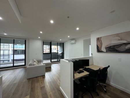 Contemporary Comfort & Convenience in Liverpool's Vibrant CBD - Photo 2