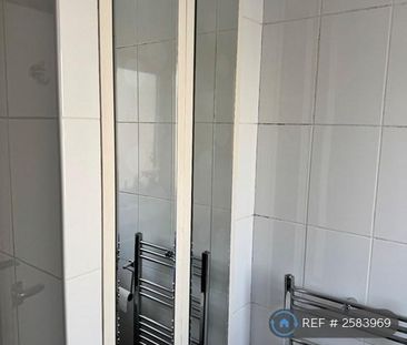 1 bedroom in a flat share to rent - Photo 4