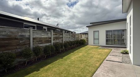 Executive Family Home - Exceptional, Stylish & Triple Living - Photo 3