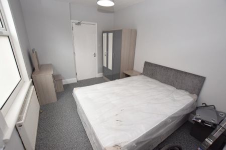 6 bedroom terraced house to rent - Photo 3