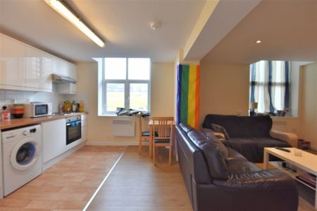 2 bedroom Flat in Flat 1, Leeds - Photo 3