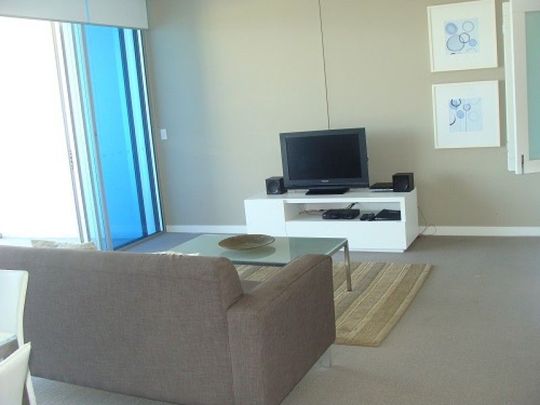 1 bedroom apartment overlooking the Broadwater - Photo 1