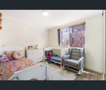 FIRST FLOOR APARTMENT WITH A DOUBLE LOCK UP GARAGE - Photo 4