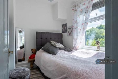 2 bedroom terraced house to rent - Photo 2