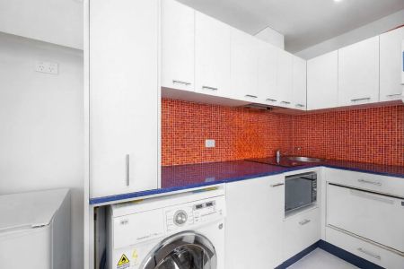 STYLISH ONE-BEDROOM APARTMENT WITH BALCONY IN THE HEART OF ST KILDA - Photo 4