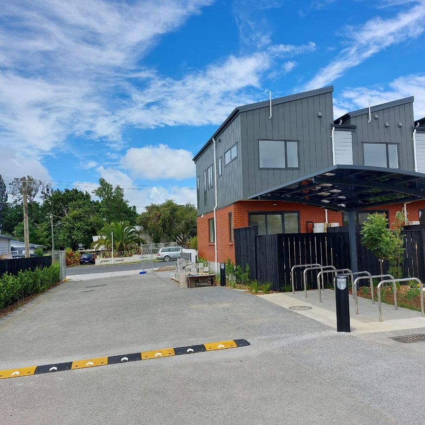 Cozy Townhouse in Mt Wellington - Photo 1