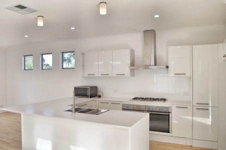 LOVELY LOW MAINTENANCE 3 BEDROOM HOME! - Photo 3