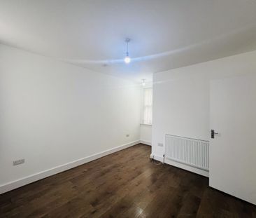 3 bedroom flat to rent - Photo 5