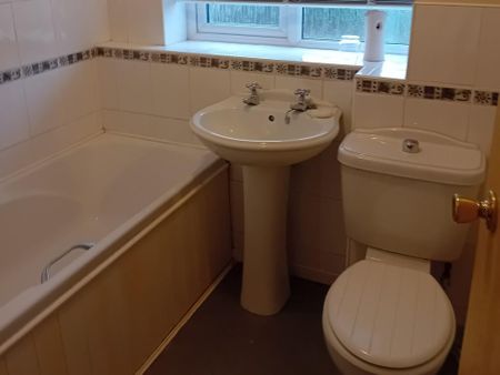 2 bedroom end of terrace house to rent - Photo 4