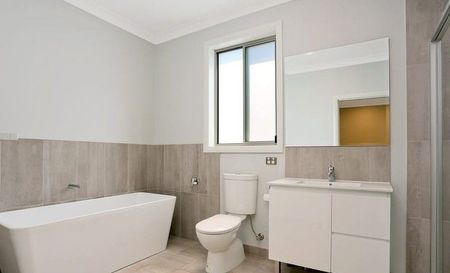 Comfortable 4-Bedroom House in Schofields - Photo 5