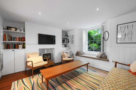 Beautiful semi-detached family house on the sought after Albion Square. - Photo 2