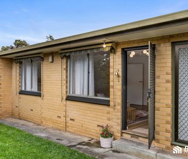 Stylishly Updated Two Bedroom Unit in Prime Ridgehaven Location! - Photo 4