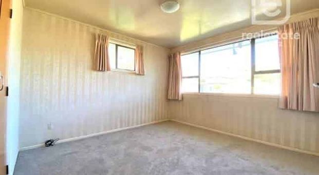 Spacious 5-Bedroom Family Home in Central Auckland - Photo 1