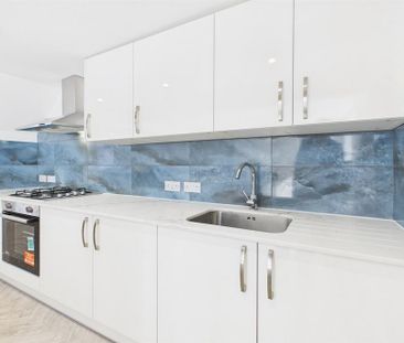 5 bedroom end of terrace house to rent - Photo 2